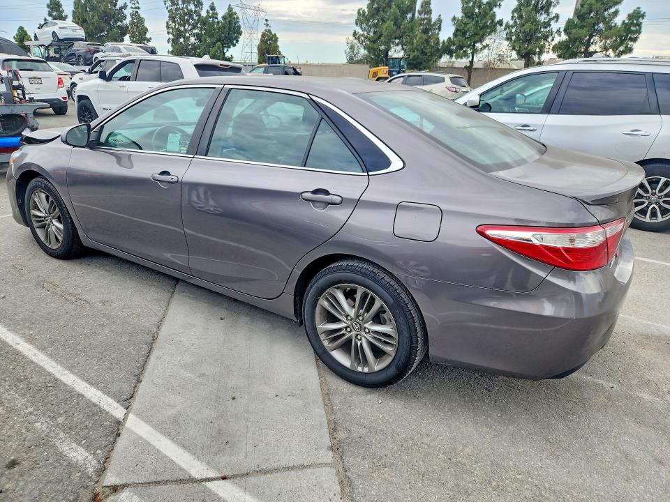 61886476 :رقم المزاد ، 4T1BF1FK2HU624050 vin ، 2017 Toyota Camry مزاد بيع
