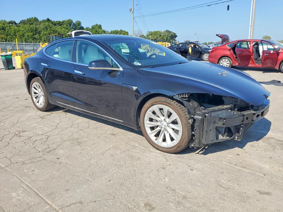 63132406 :رقم المزاد ، 5YJSA1E25JF243151 vin ، 2018 Tesla Model S مزاد بيع