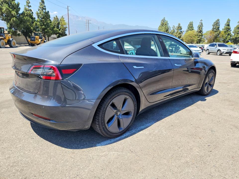 62113276 :رقم المزاد ، 5YJ3E1EA6JF077741 vin ، 2018 Tesla Model 3 مزاد بيع