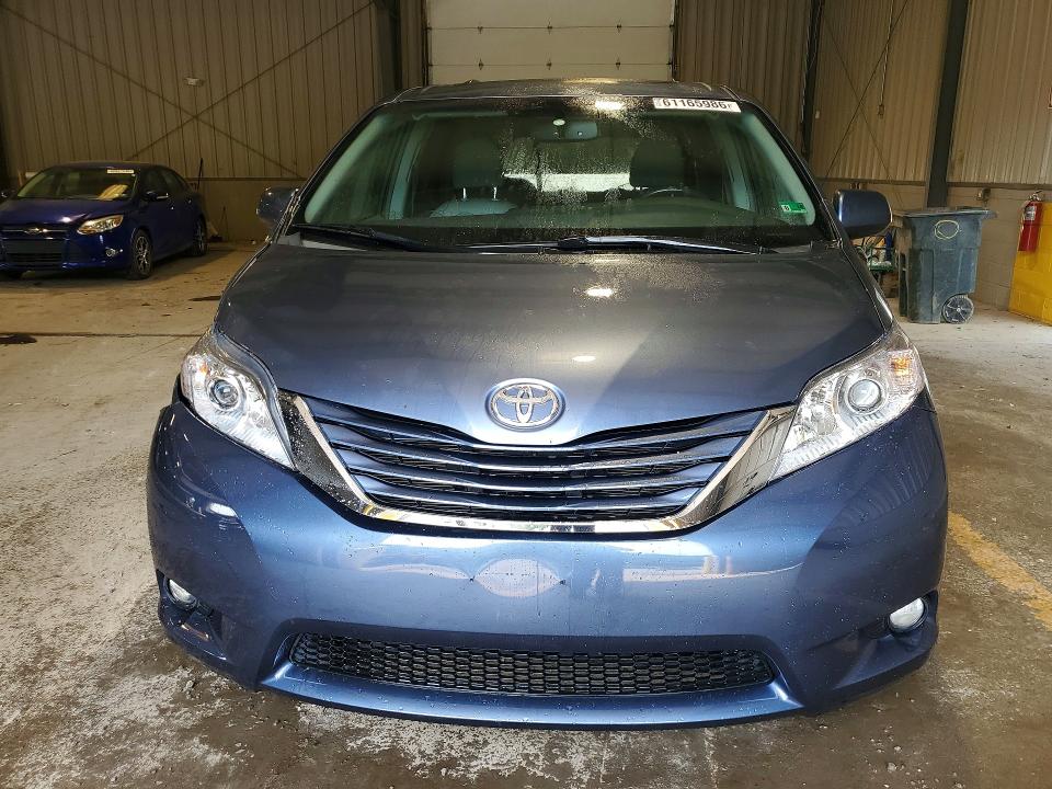 Auction sale of the 2017 Toyota Sienna, vin: 5TDYZ3DC5HS772887, lot number: 61165986