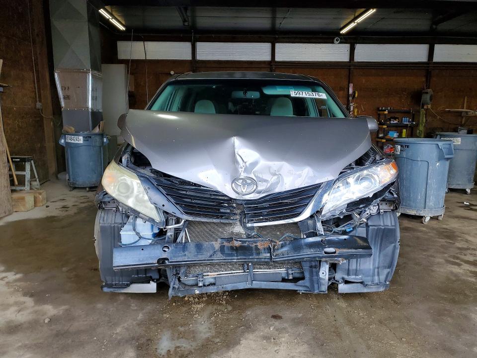 59715376 :رقم المزاد ، 5TDKK3DC4CS182070 vin ، 2012 Toyota Sienna مزاد بيع