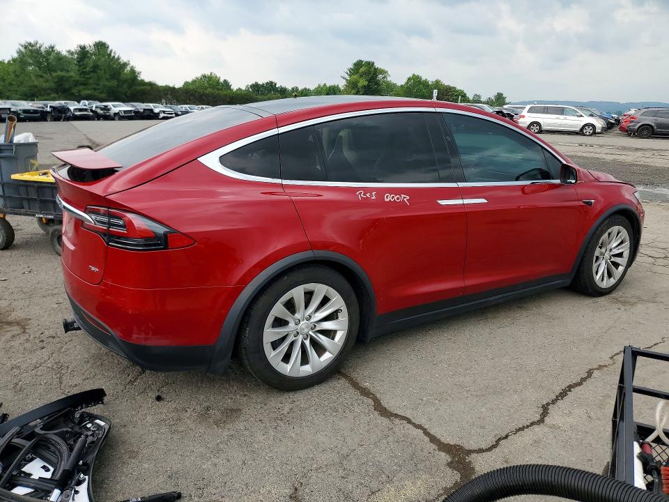 62577906 :رقم المزاد ، 5YJXCAE2XHF075078 vin ، 2017 Tesla Model X مزاد بيع