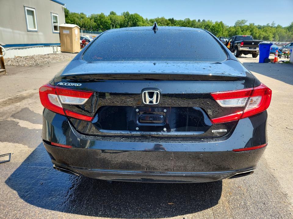 Продажа на аукционе авто 2018 Honda Accord, vin: 1HGCV1F90JA043647, номер лота: 62064956