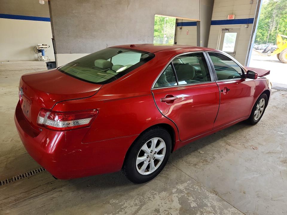 60826126 :رقم المزاد ، 4T4BF3EKXBR213005 vin ، 2011 Toyota Camry مزاد بيع