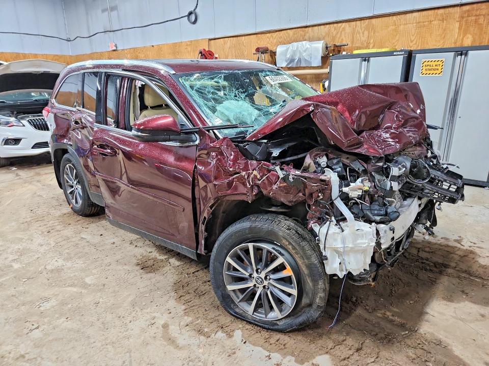60402266 :رقم المزاد ، 5TDJZRFH3KS724681 vin ، 2019 Toyota Highlander مزاد بيع