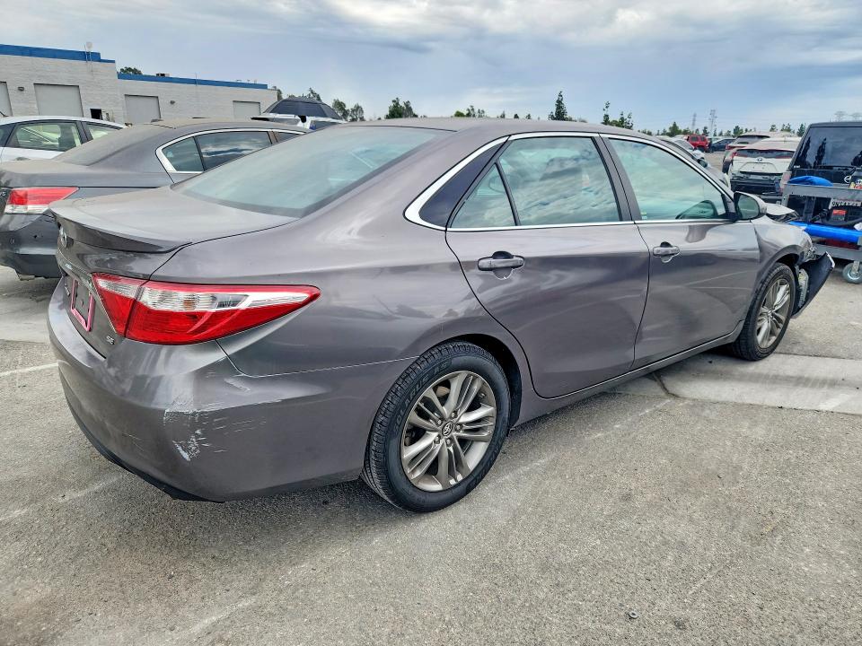 61886476 :رقم المزاد ، 4T1BF1FK2HU624050 vin ، 2017 Toyota Camry مزاد بيع