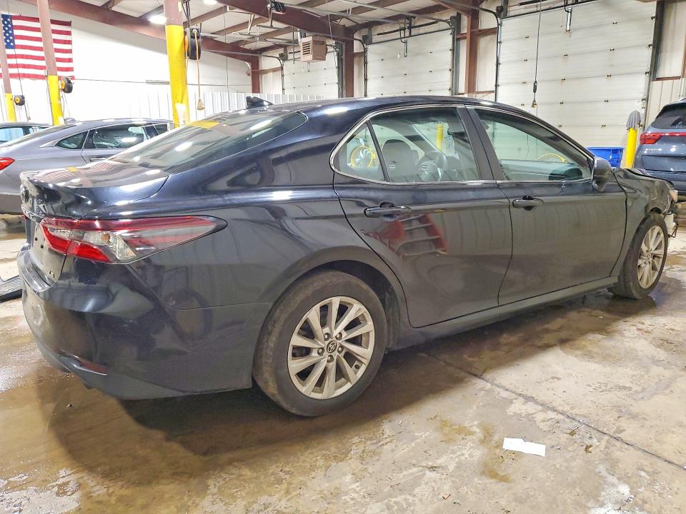 60617826 :رقم المزاد ، 4T1C11AK8NU030648 vin ، 2022 Toyota Camry مزاد بيع