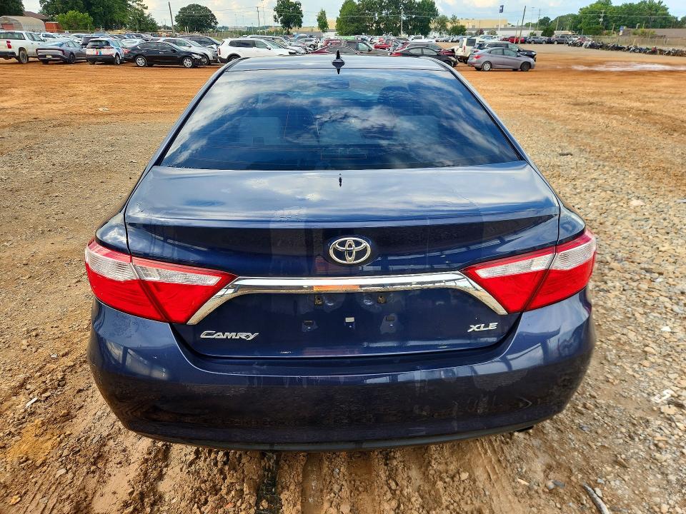 60635696 :رقم المزاد ، 4T1BF1FK9HU756772 vin ، 2017 Toyota Camry مزاد بيع