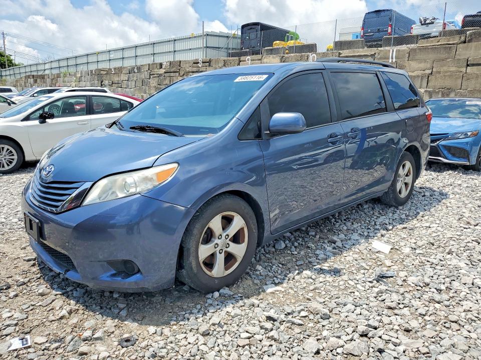 59825116 :رقم المزاد ، 5TDKK3DC9FS561764 vin ، 2015 Toyota Sienna مزاد بيع