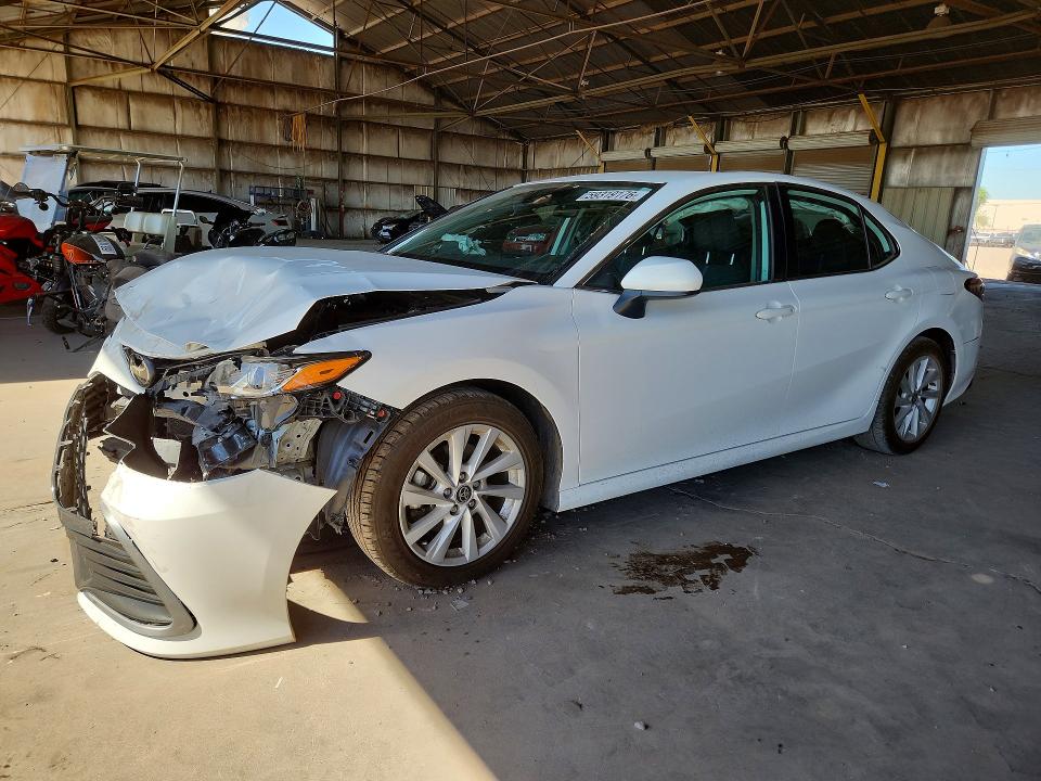 59319176 :رقم المزاد ، 4T1C11AK5NU676150 vin ، 2022 Toyota Camry مزاد بيع