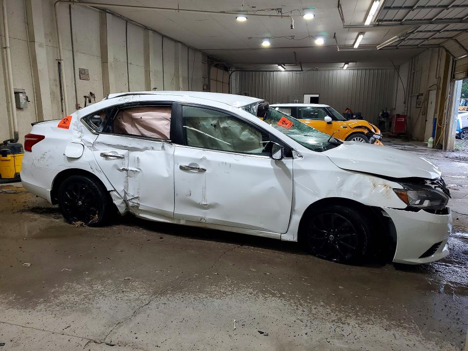 61077596 :رقم المزاد ، 3N1AB7AP4JY230802 vin ، 2018 Nissan Sentra مزاد بيع