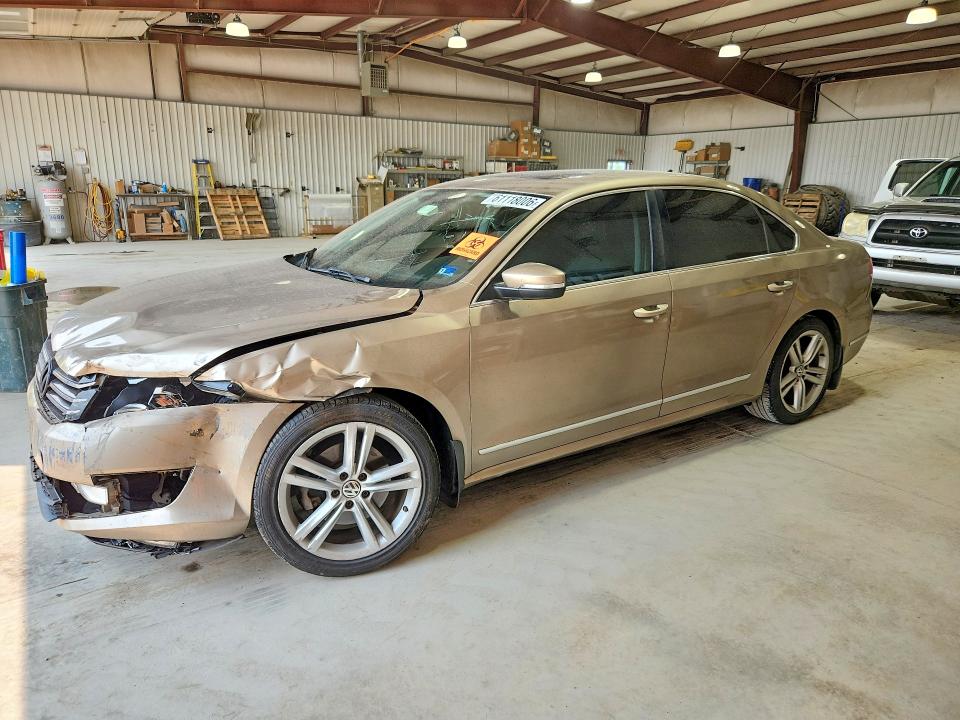 61118006 :رقم المزاد ، 1VWBT7A38FC033561 vin ، 2015 Volkswagen Passat مزاد بيع