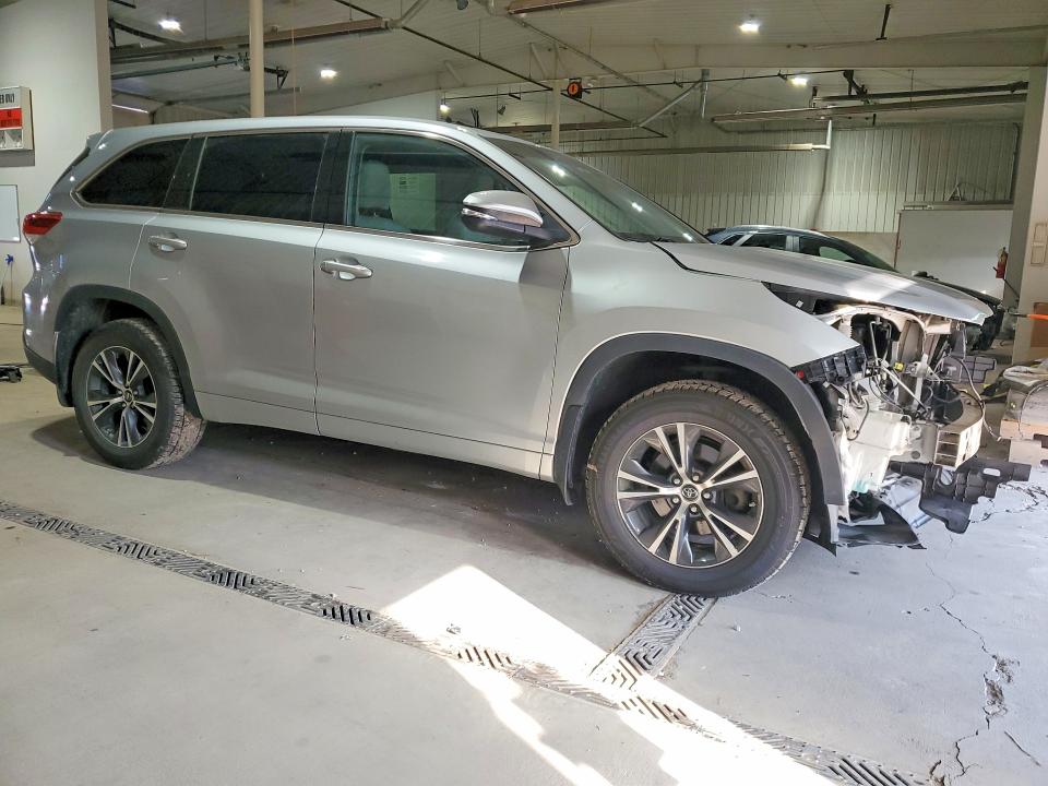 60449966 :رقم المزاد ، 5TDBZRFH5JS805880 vin ، 2018 Toyota Highlander مزاد بيع