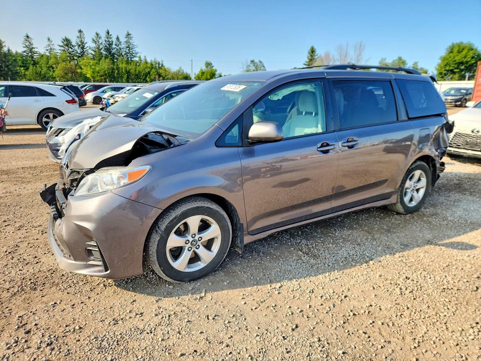 Auction sale of the 2018 Toyota Sienna, vin: 5TDKZ3DC5JS926381, lot number: 61812636