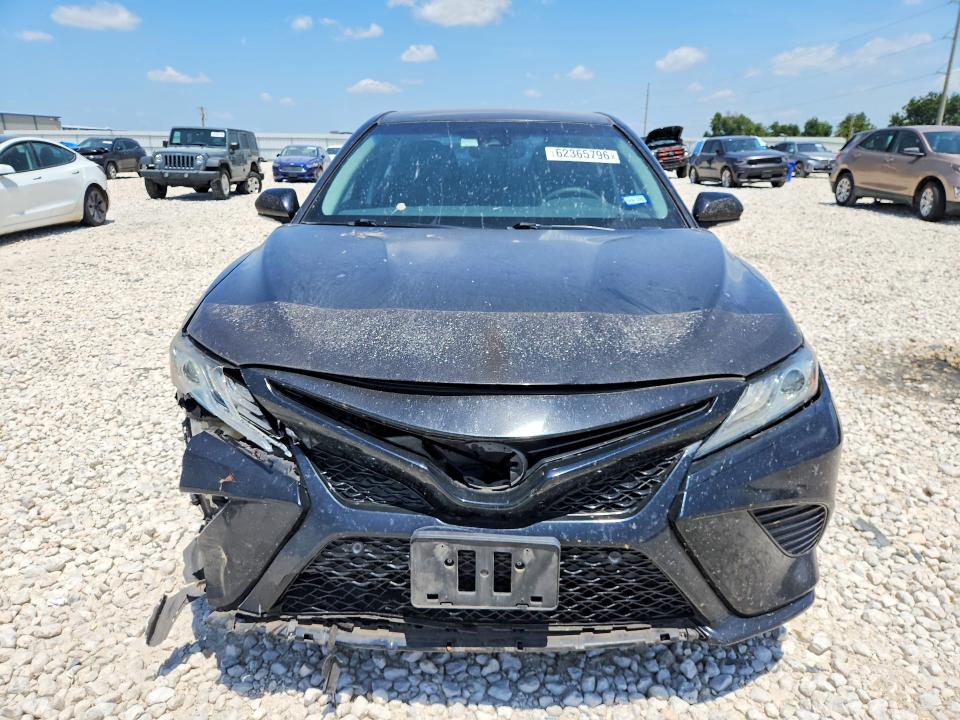 62365796 :رقم المزاد ، 4T1B61HK0JU516366 vin ، 2018 Toyota Camry مزاد بيع