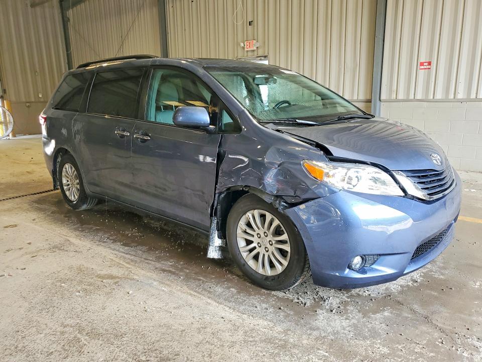 Auction sale of the 2017 Toyota Sienna, vin: 5TDYZ3DC5HS772887, lot number: 61165986