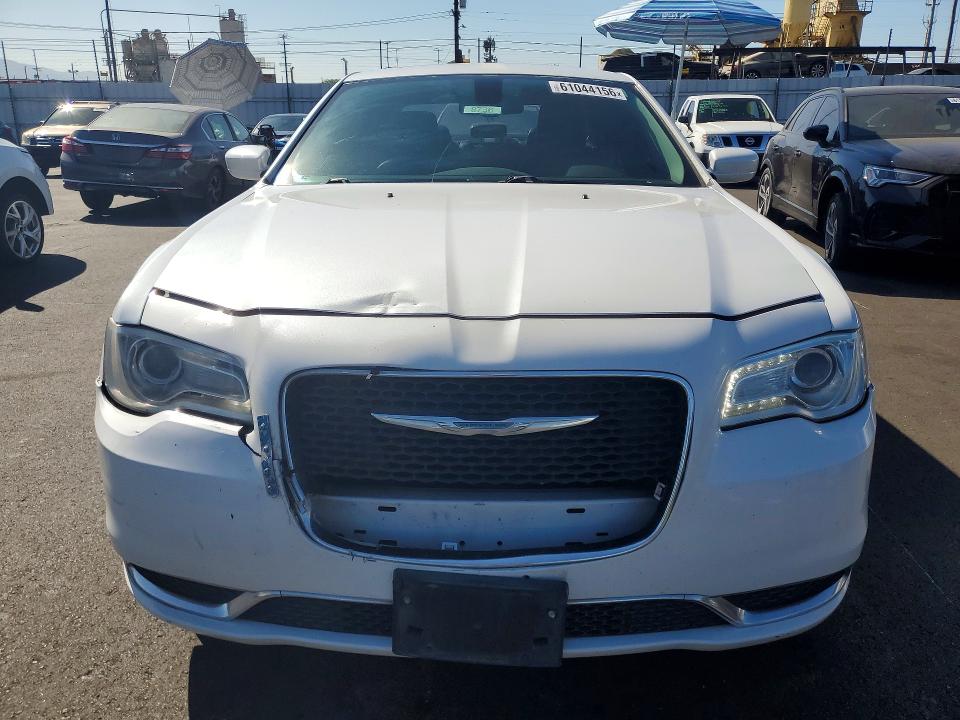 61044156 :رقم المزاد ، 2C3CCAAG5FH785775 vin ، 2015 Chrysler 300 مزاد بيع