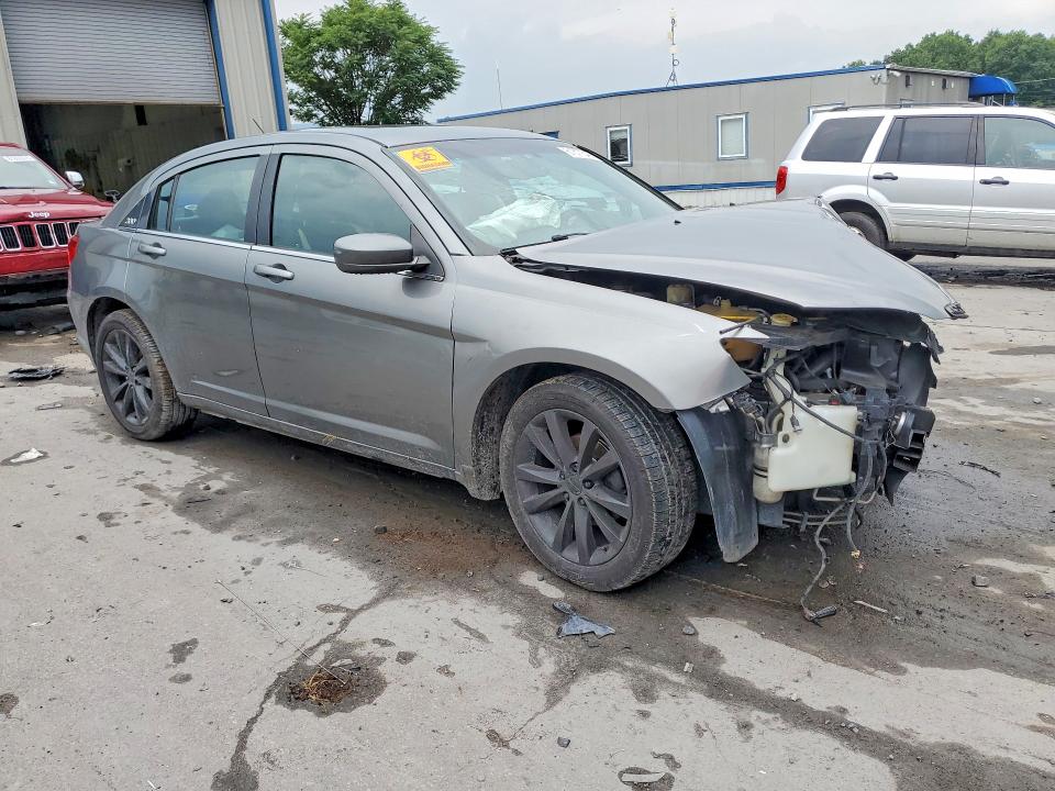 61877546 :رقم المزاد ، 1C3CCBCGXDN524729 vin ، 2013 Chrysler 200 مزاد بيع