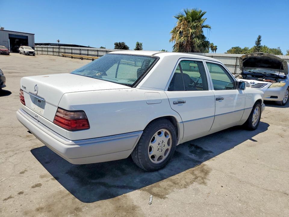 Продажа на аукционе авто 1994 Mercedes-benz E, vin: WDBEA32E2RC125900, номер лота: 61625396