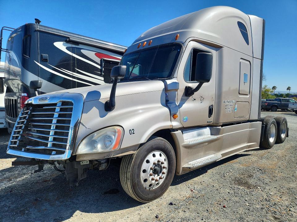 2015 Freightliner Cascadia მანქანა იყიდება აუქციონზე, vin: 3AKJGLD53FSBT5505, აუქციონის ნომერი: 62479146