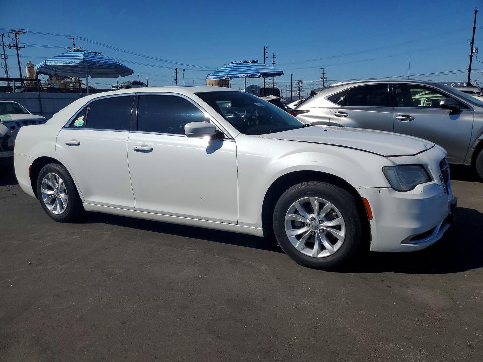 61044156 :رقم المزاد ، 2C3CCAAG5FH785775 vin ، 2015 Chrysler 300 مزاد بيع