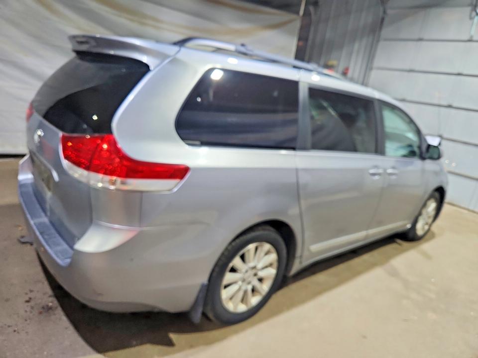Aukcja sprzedaży 2011 Toyota Sienna, vin: 5TDJK3DC0BS020110, numer aukcji: 61243966