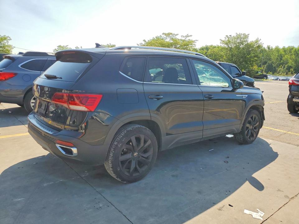 61054686 :رقم المزاد ، 3VVLX7B26NM048849 vin ، 2022 Volkswagen Taos مزاد بيع