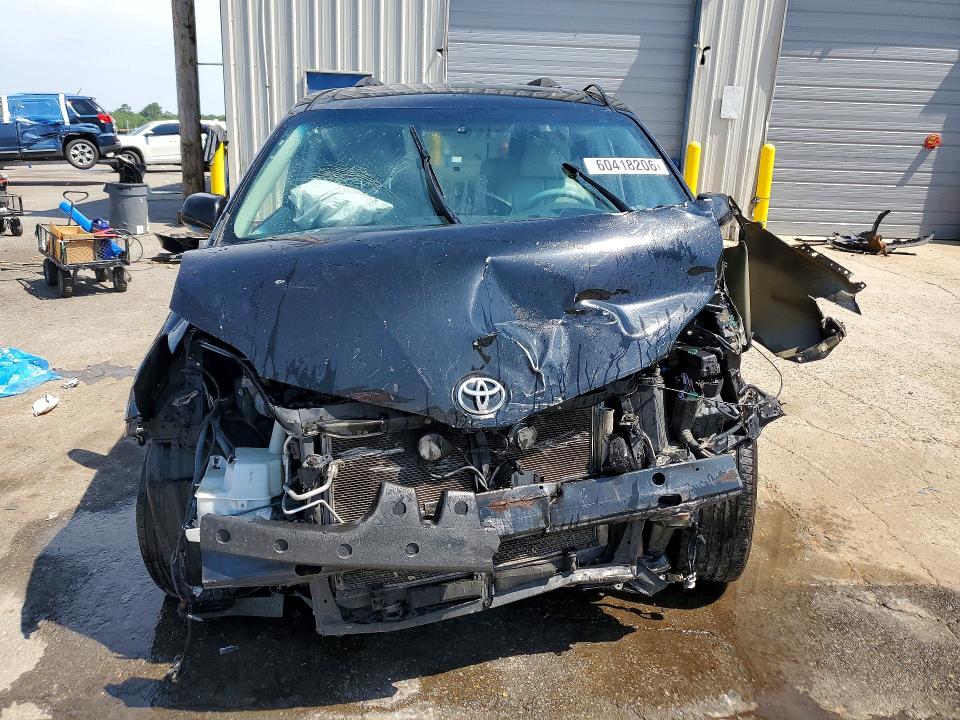 60418206 :رقم المزاد ، 5TDYK3DC1ES462476 vin ، 2014 Toyota Sienna مزاد بيع