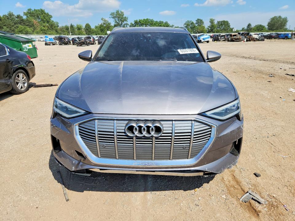 60221906 :رقم المزاد ، WA1AAAGE2MB006024 vin ، 2021 Audi E-tron مزاد بيع