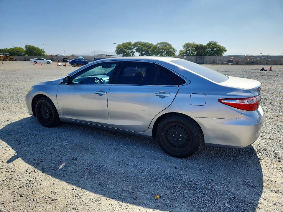 60512496 :رقم المزاد ، 4T4BF1FK4FR500929 vin ، 2015 Toyota Camry مزاد بيع