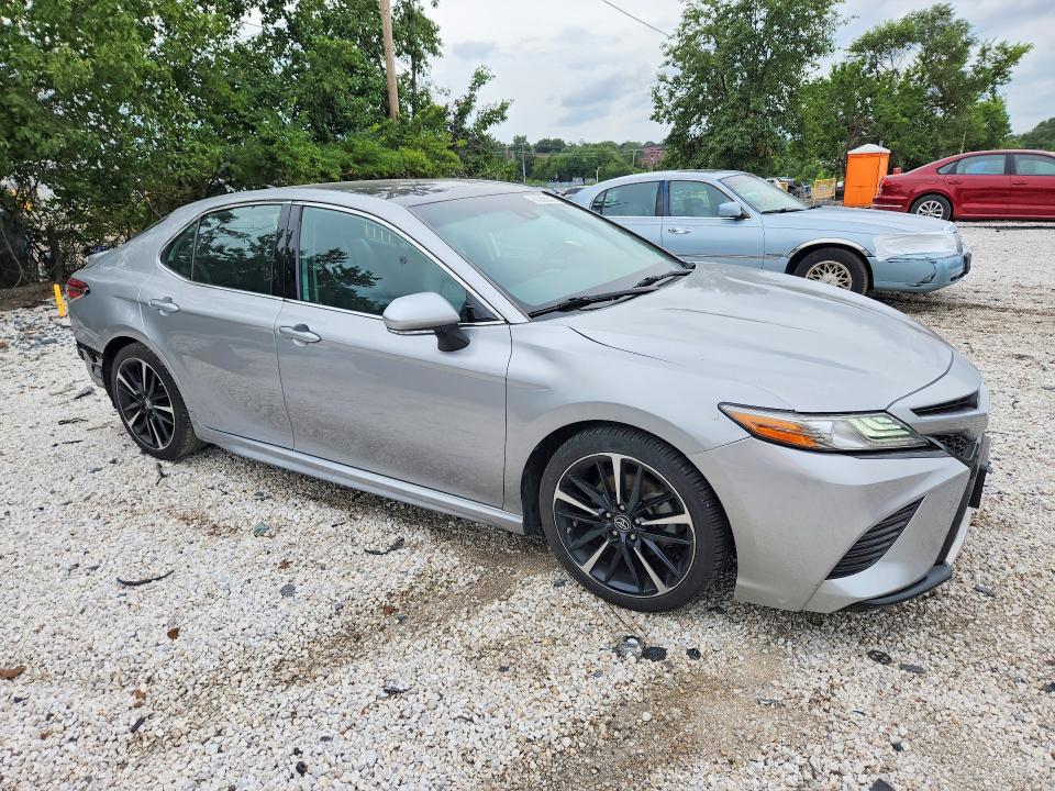 61686676 :رقم المزاد ، 4T1B61HK2KU746119 vin ، 2019 Toyota Camry مزاد بيع