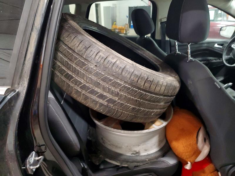 2015 Ford Escape მანქანა იყიდება აუქციონზე, vin: 1FMCU9G98FUC13897, აუქციონის ნომერი: 61136916