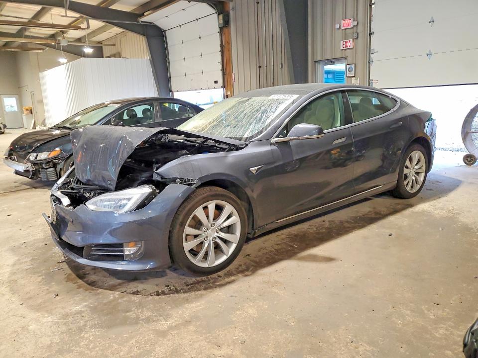 61925806 :رقم المزاد ، 5YJSA1E25HF199016 vin ، 2017 Tesla Model S مزاد بيع