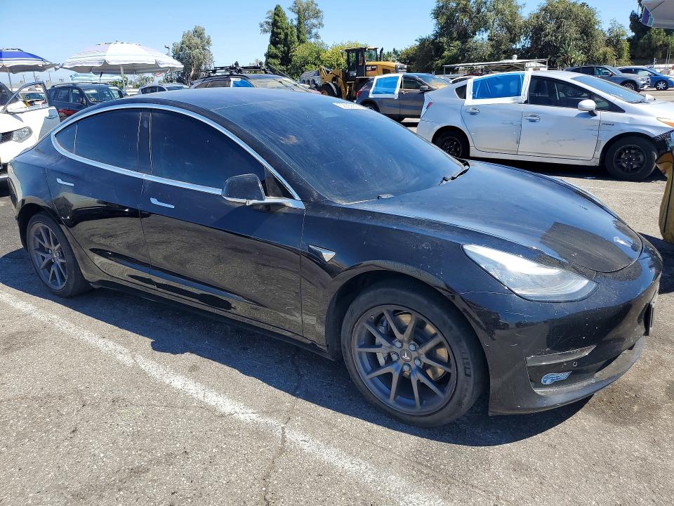62295656 :رقم المزاد ، 5YJ3E1EA2JF123307 vin ، 2018 Tesla Model 3 مزاد بيع