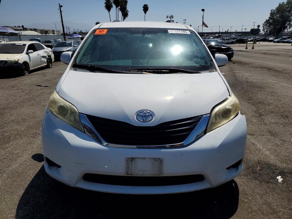 63141186 :رقم المزاد ، 5TDKK3DC4BS049095 vin ، 2011 Toyota Sienna مزاد بيع