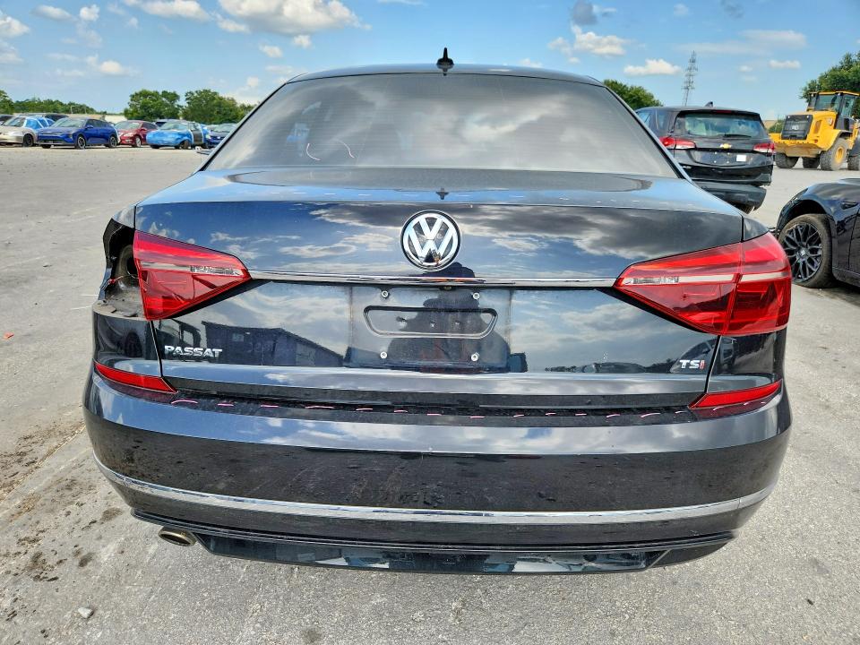 61911256 :رقم المزاد ، 1VWDT7A36HC067493 vin ، 2017 Volkswagen Passat مزاد بيع