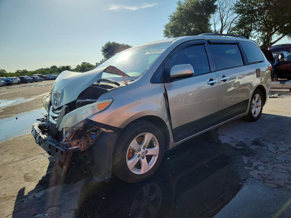 60046956 :رقم المزاد ، 5TDKK3DC4FS555788 vin ، 2015 Toyota Sienna مزاد بيع