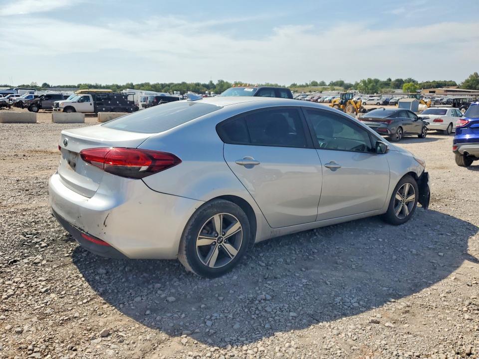 62121216 :رقم المزاد ، 3KPFL4A7XJE249936 vin ، 2018 Kia Forte مزاد بيع
