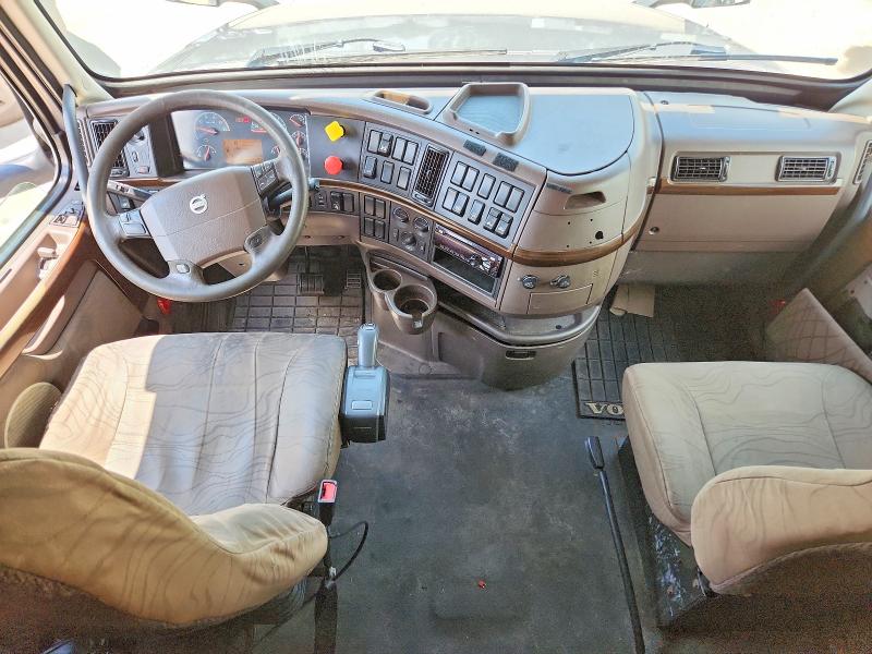 2015 Volvo Vnl 670 მანქანა იყიდება აუქციონზე, vin: 4V4NC9EH9FN922251, აუქციონის ნომერი: 61641656