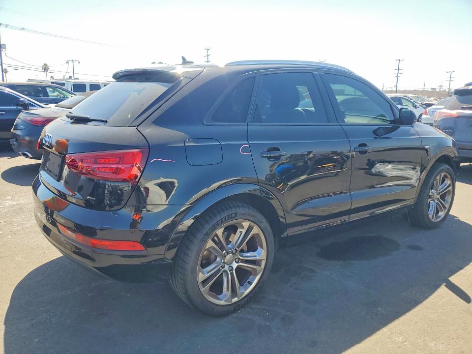 2018 Audi Q3 მანქანა იყიდება აუქციონზე, vin: WA1BCCFS6JR014910, აუქციონის ნომერი: 61774426