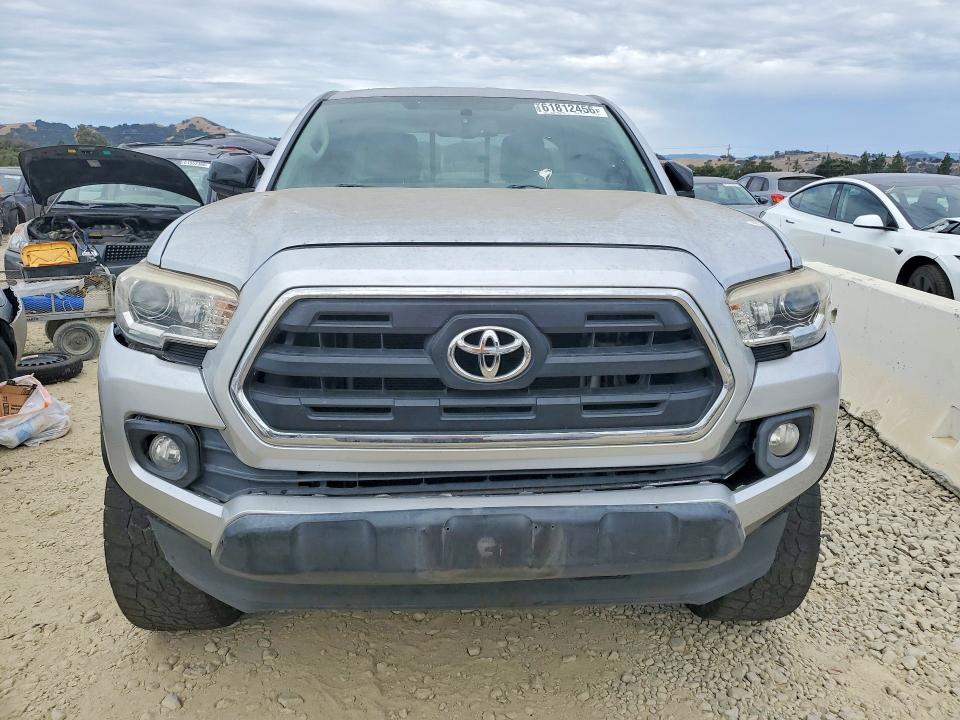 61812456 :رقم المزاد ، 5TFRZ5CN5HX042796 vin ، 2017 Toyota Tacoma مزاد بيع