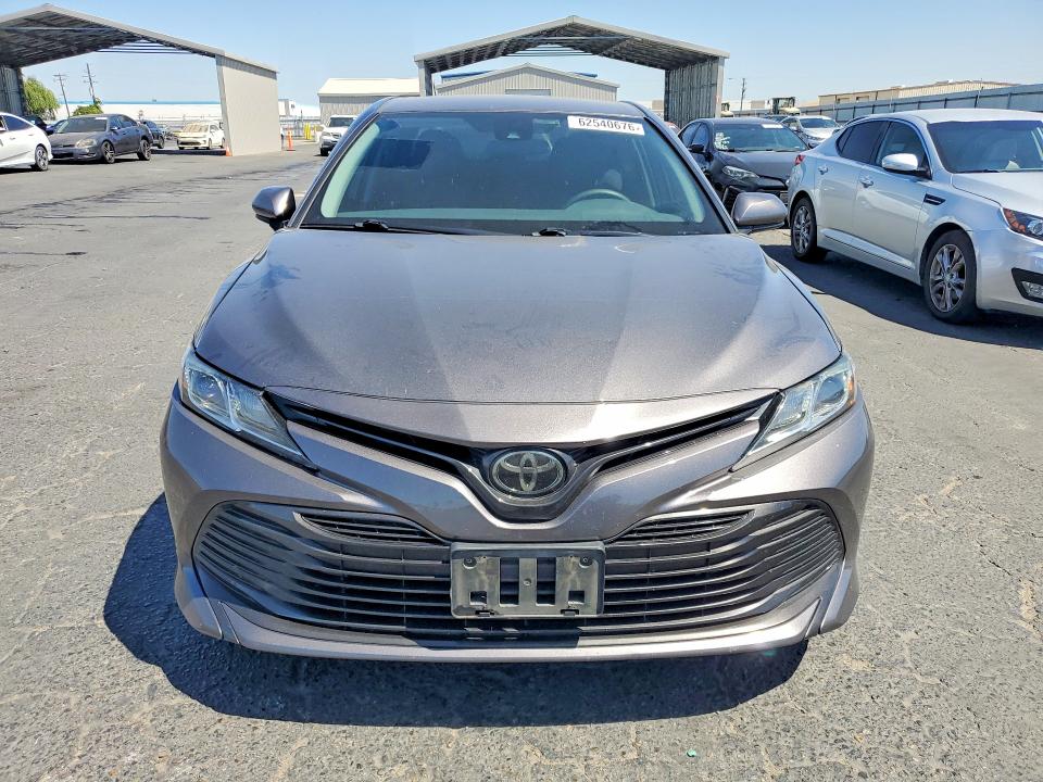 62540676 :رقم المزاد ، 4T1B11HK7KU740492 vin ، 2019 Toyota Camry مزاد بيع