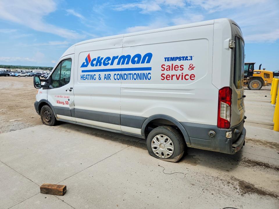62310606 :رقم المزاد ، 1FTBW2CG8FKA37077 vin ، 2015 Ford Transit مزاد بيع