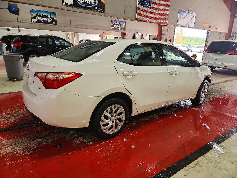 62213846 :رقم المزاد ، 5YFBURHE0JP790165 vin ، 2018 Toyota Corolla مزاد بيع