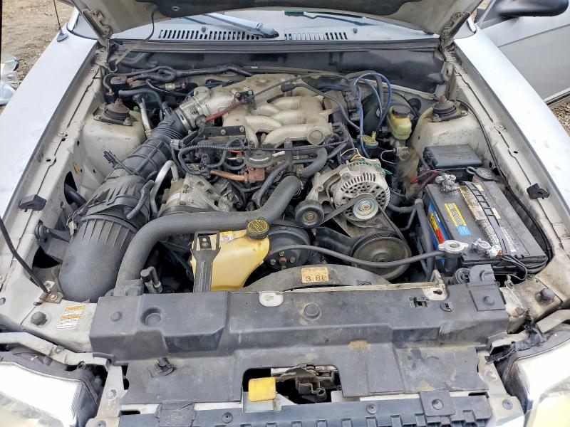 60819206 :رقم المزاد ، 1FAFP4047YF226325 vin ، 2001 Ford Mustang مزاد بيع