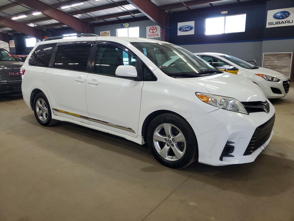 61739666 :رقم المزاد ، 5TDKZ3DC1JS944814 vin ، 2018 Toyota Sienna مزاد بيع
