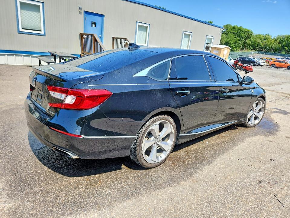 Продажа на аукционе авто 2018 Honda Accord, vin: 1HGCV1F90JA043647, номер лота: 62064956