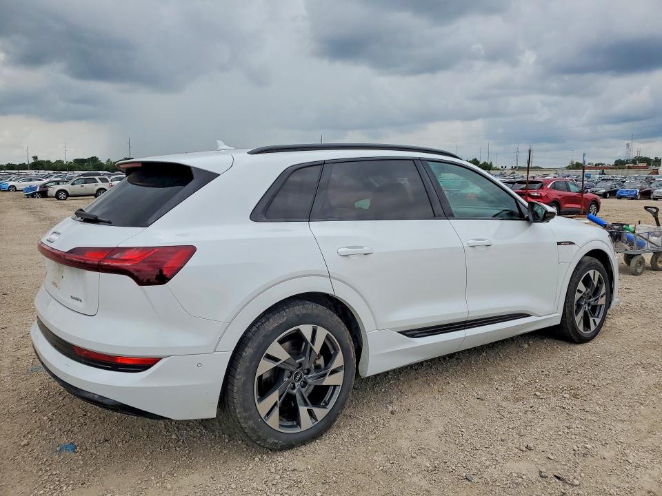 2021 Audi E-tron მანქანა იყიდება აუქციონზე, vin: WA1AAAGE0MB010699, აუქციონის ნომერი: 60850886