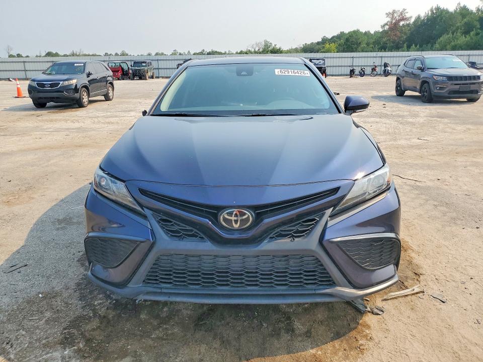 62916426 :رقم المزاد ، 4T1G11AK4NU665867 vin ، 2022 Toyota Camry مزاد بيع