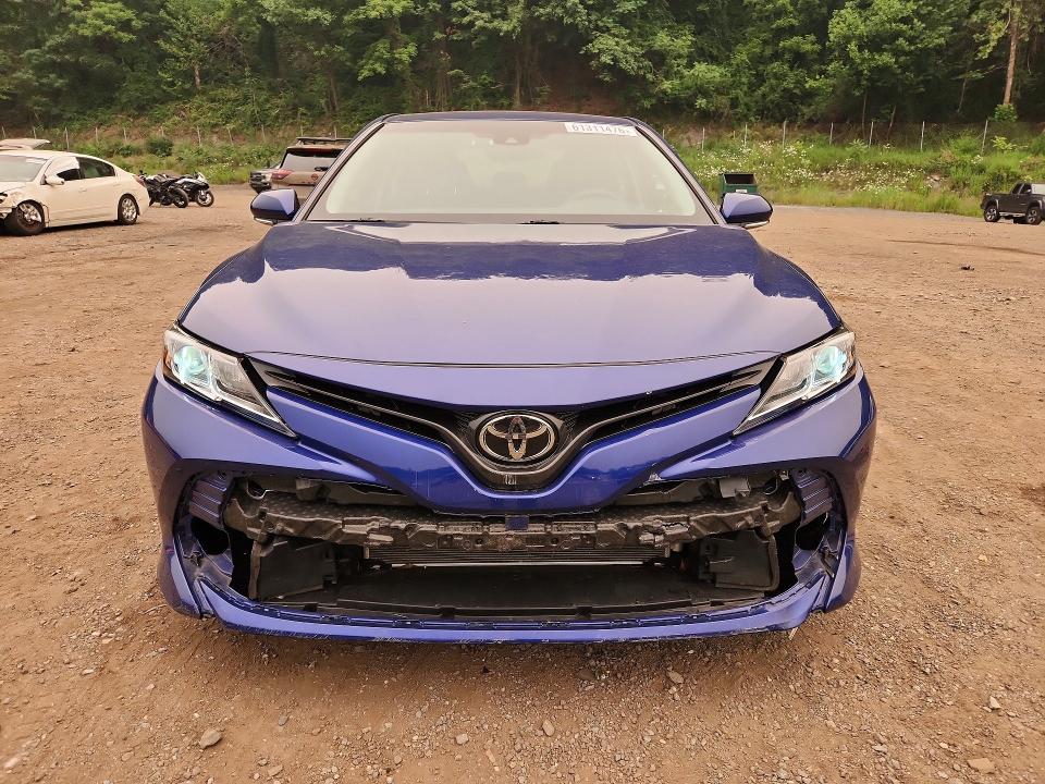 61311476 :رقم المزاد ، 4T1B11HK2JU528520 vin ، 2018 Toyota Camry مزاد بيع